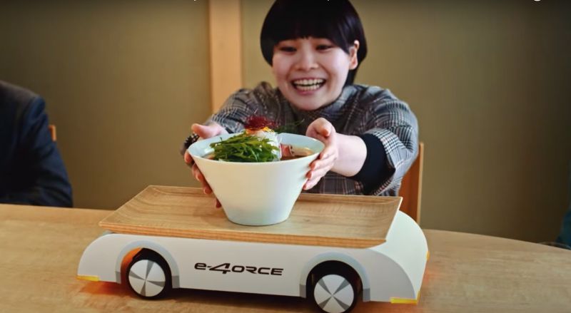 khách nhận mì ramen từ xe ô tô mini khách nhận mì ramen từ xe ô tô mini